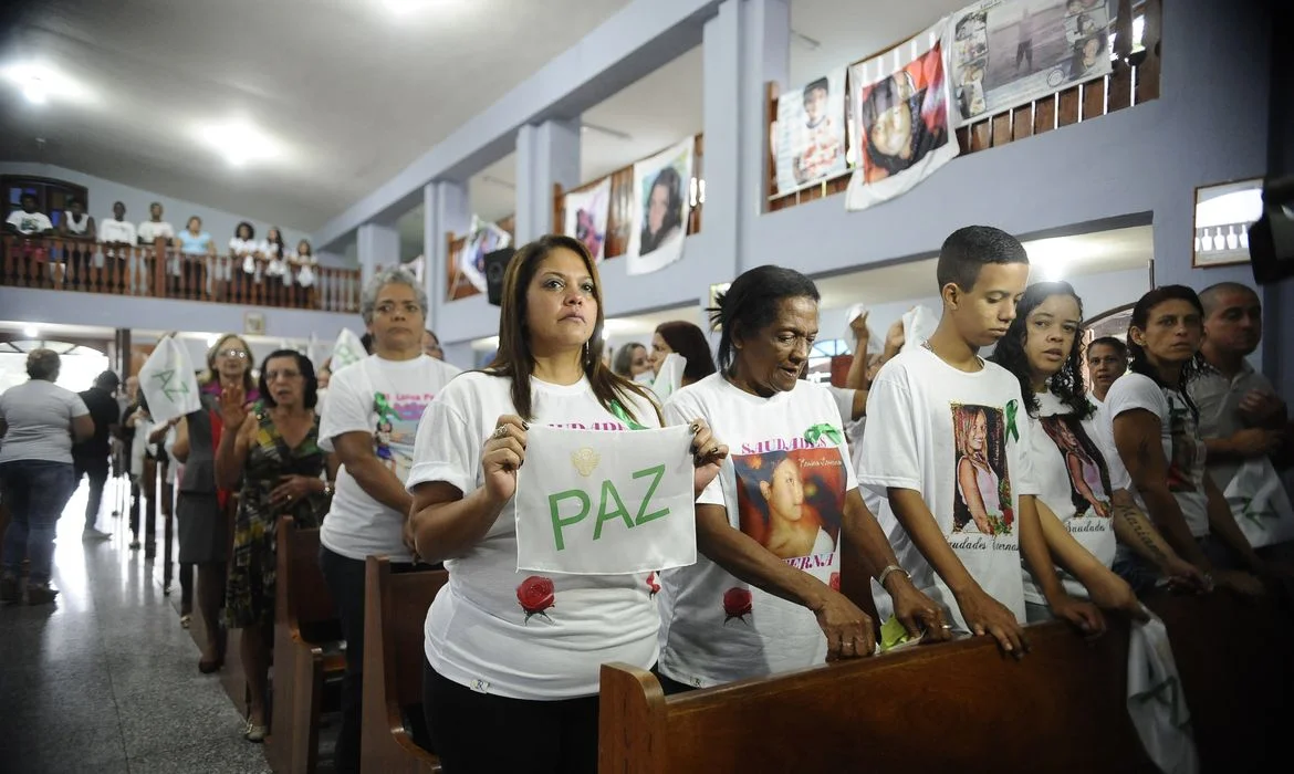 Familiares e amigos das vítimas da tragédia de Realengo fazem uma celebração em memória dos jovens, na Igreja Nossa Senhora de Fátima. Na tragédia, doze jovens entre 13 e 16 anos morreram (Tânia Rêgo/Agência Brasil) 
