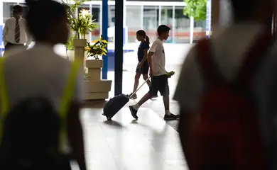 Brasília - O Colégio Maristinha de Brasília verifica se o peso das mochilas está adequado e orienta os pais sobre os cuidados necessários para evitar o peso excessivo  (Marcello Casal Jr/Agência Brasil)