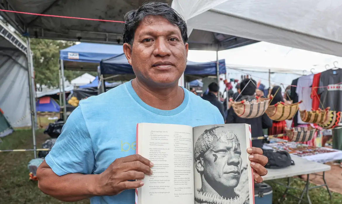 Brasília (DF), 08/04/2026 - O escrito indígena Yamaluí Kuikuro Mehinaku, durante entrevista para Agência Brasil, no Acampamento Terra Livre.
Foto: Valter Campanato/Agência Brasil