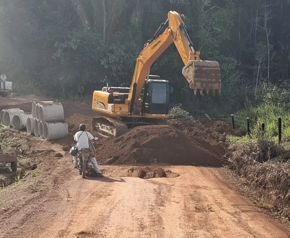 Na Linha Nona, as equipes realizam a instalação de manilhas de 80 centímetros, construção de bueiros, além de encascalhamento e patrolamento