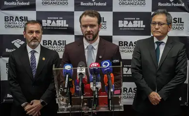 10/04/2026 - Brasília/DF - O ministro da Fazenda, Dario Durigan, anuncia a Cooperação Mútua entre a Receita Federal do Brasil (RFB) e o U.S. Customs and Border Protection (CBP), agência de fronteiras dos Estados Unidos, para o combate ao crime transnacional.  Na foto o Diretor-Geral da Polícia Federal, Andrei Rodrigues, o ministro da Fazenda, Dario Durigan, e o secretário especial da Receita Federal, Robinson Barreirinhas.  Foto: Rafa Neddermeyer/Agência Brasil