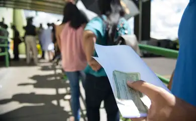 Fila de eleitores em frente ao TRE