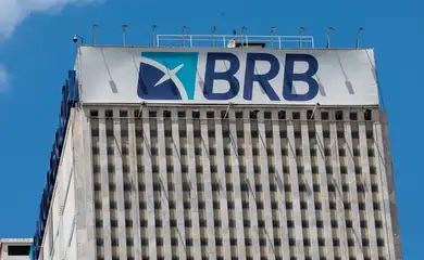 Brasília (DF), 19/11/2025 – Fachada do prédio do banco de Brasília (BRB).  Em março de 2025, o conselho do Banco BRB aprovou a compra de 58% do capital do Banco Master, valor estimado em R$ 2 bilhões.
O acordo previa que o BRB, uma sociedade de capital e controlada majoritariamente pelo Governo do Distrito Federal (GDF)
Foto: Joédson Alves/Agência Brasil