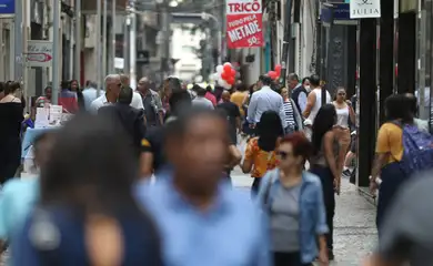 Movimentação de pessoas nas ruas do centro da cidade.