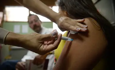 Brasília - Alunas do Centro de Ensino Fundamental 25, em Ceilândia, são vacinadas contra o papiloma vírus humano - HPV (Marcelo Camargo/Agência Brasil)