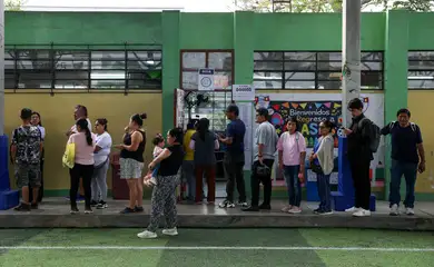 People queue to vote at a polling station after Peru's general election was extended to a second day in some precincts of the capital due to the late setup of voting tables and the absence of citizens assigned to receive voters, in Lima, Peru, April 13, 2026. REUTERS/Manuel Orbegozo