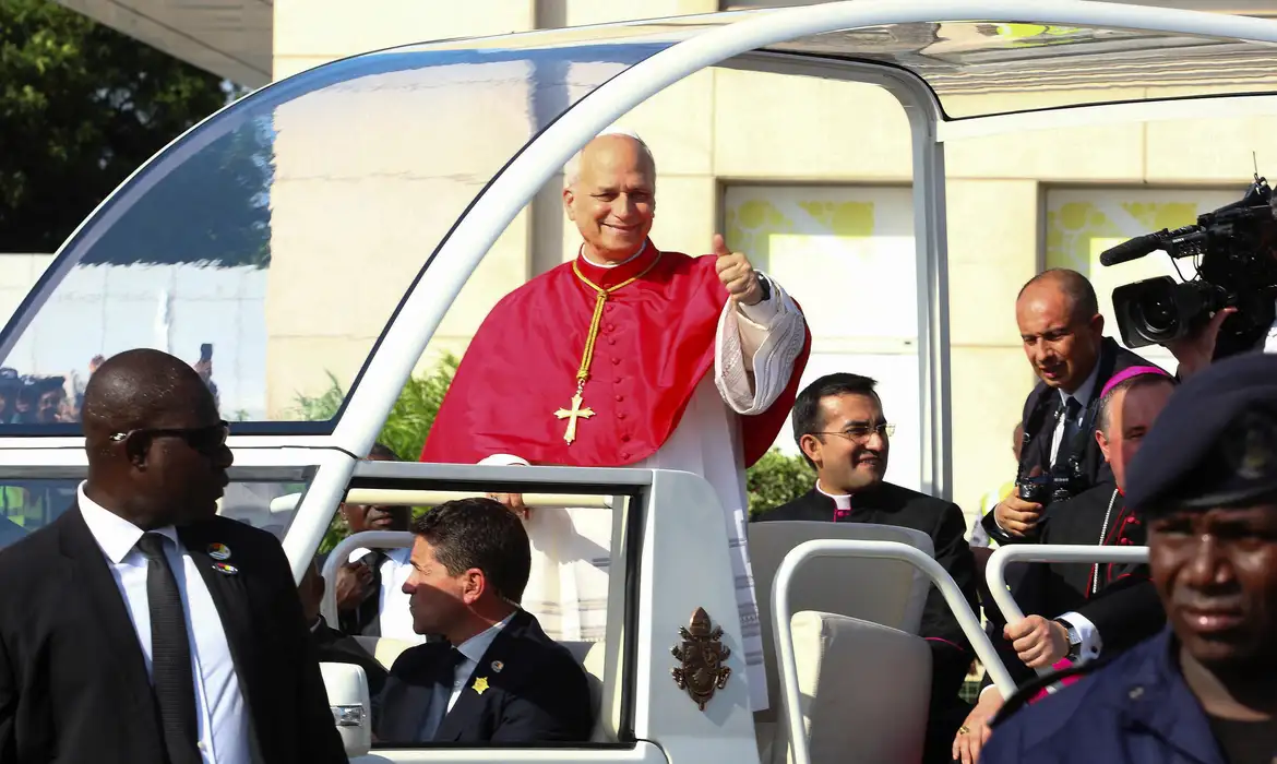 Cesar Muginga/Proibida reprodução Pope Leo XIV gestures to people as he begins his apostolic journey to Angola, in Luanda, Angola, April 18, 2026. REUTERS/Cesar Muginga/ Proibida reprodução