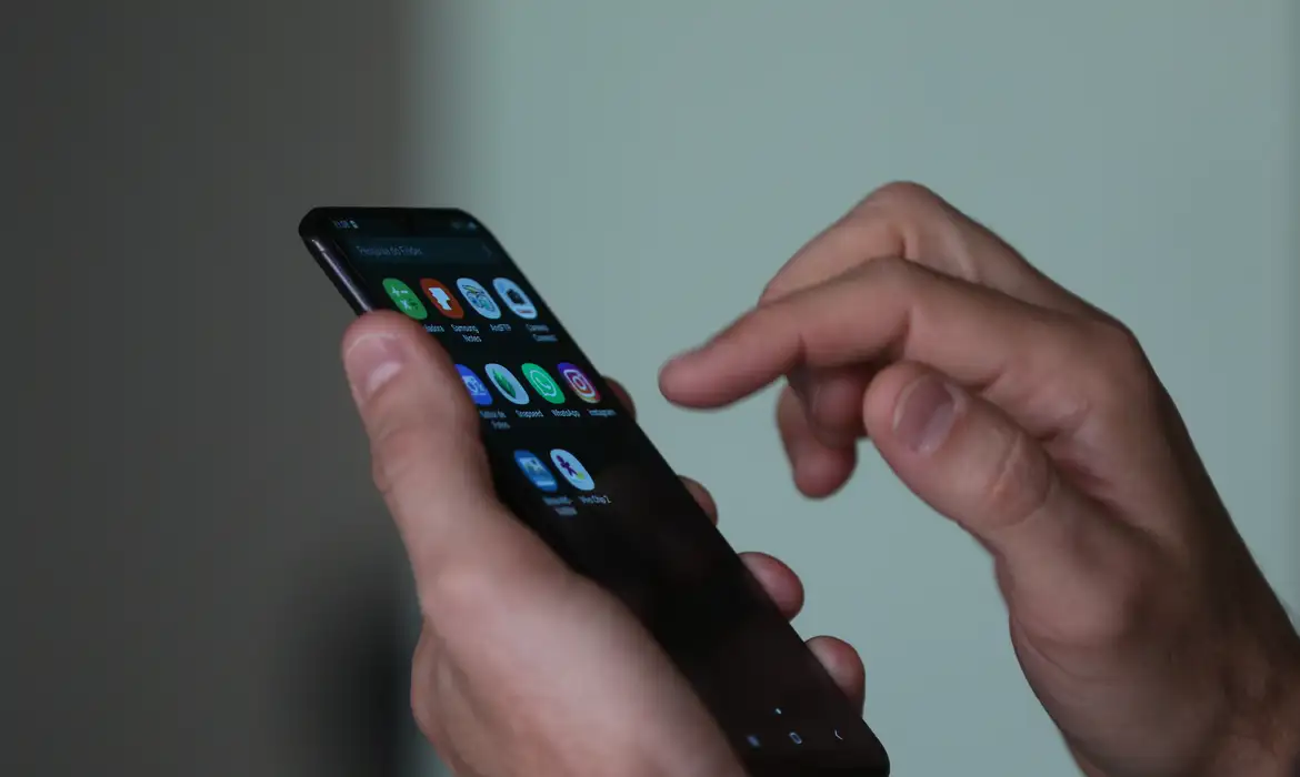 Tânia Rêgo/Agência Brasil Smartphone, celular, em uso.