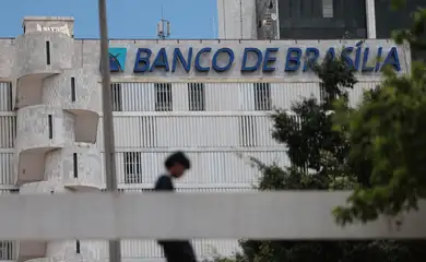 Brasília (DF), 19/11/2025 – Fachada do prédio do banco de Brasília (BRB).  Em março de 2025, o conselho do Banco BRB aprovou a compra de 58% do capital do Banco Master, valor estimado em R$ 2 bilhões.
O acordo previa que o BRB, uma sociedade de capital e controlada majoritariamente pelo Governo do Distrito Federal (GDF)
Foto: Joédson Alves/Agência Brasil