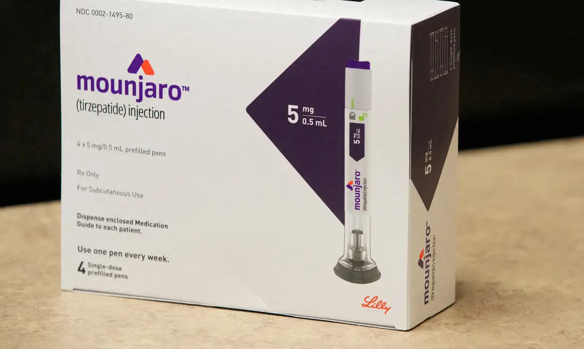 FILE PHOTO: A box of Mounjaro, a tirzepatide injection drug used for treating type 2 diabetes and made by Lilly is seen at Rock Canyon Pharmacy in Provo, Utah, U.S. March 29, 2023. REUTERS/George Frey/File Photo