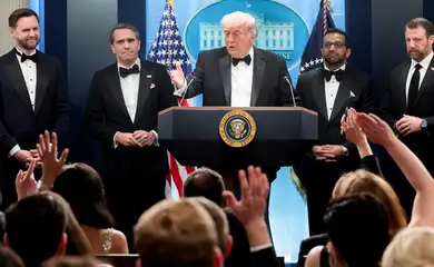 Presidente Donald Trump fala com jornalistas na Casa Branca após ataque a tiros nas proximidades de hotel em Washington