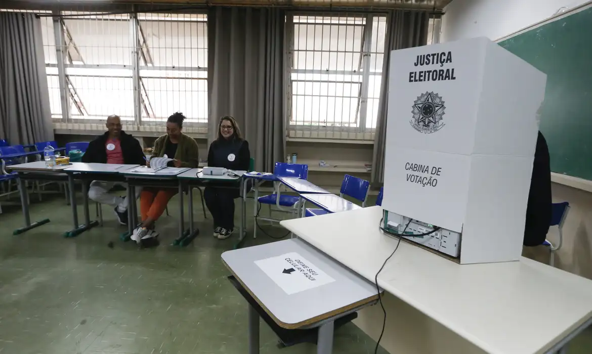 São Paulo (SP), 27/10/2024 - Eleitores comparecem para votação no segundo turno das eleições para prefeito no Escola Estadual Caetano de Campos. Foto: Paulo Pinto/Agência Brasil