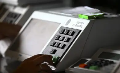 Técnicos do TRE-DF realizam a conferência e a lacração de urnas eletrônicas para o 1º turno das Eleições 2022.