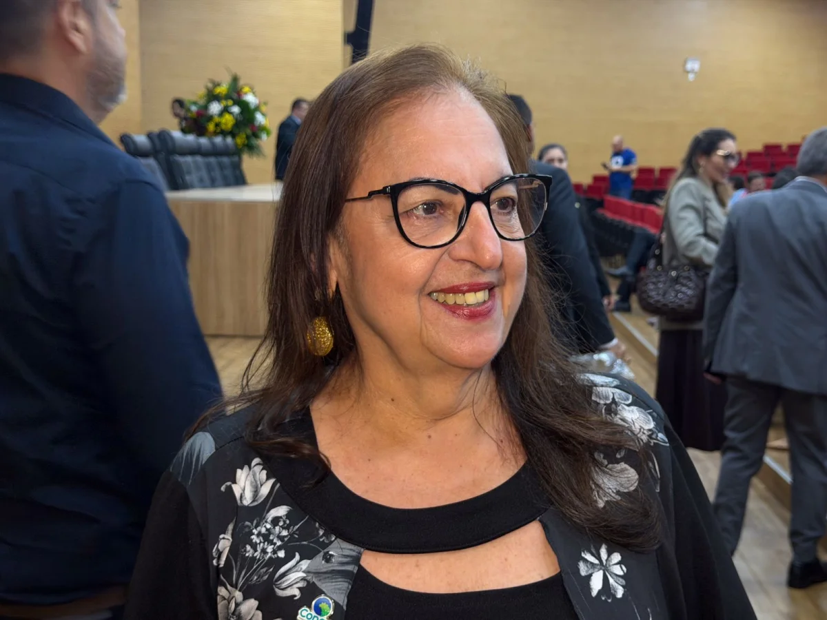 Maria Auxiliadora emocionou o público ao relembrar os desafios enfrentados no início da trajetória profissional em Rondônia