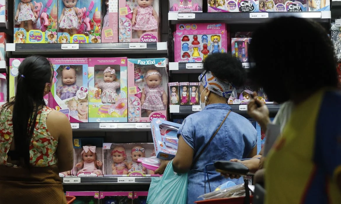 Movimento de vendas de brinquedos para o Dia das Crianças, comércio varejista nas ruas do Polo Saara, centro do Rio de Janeiro.