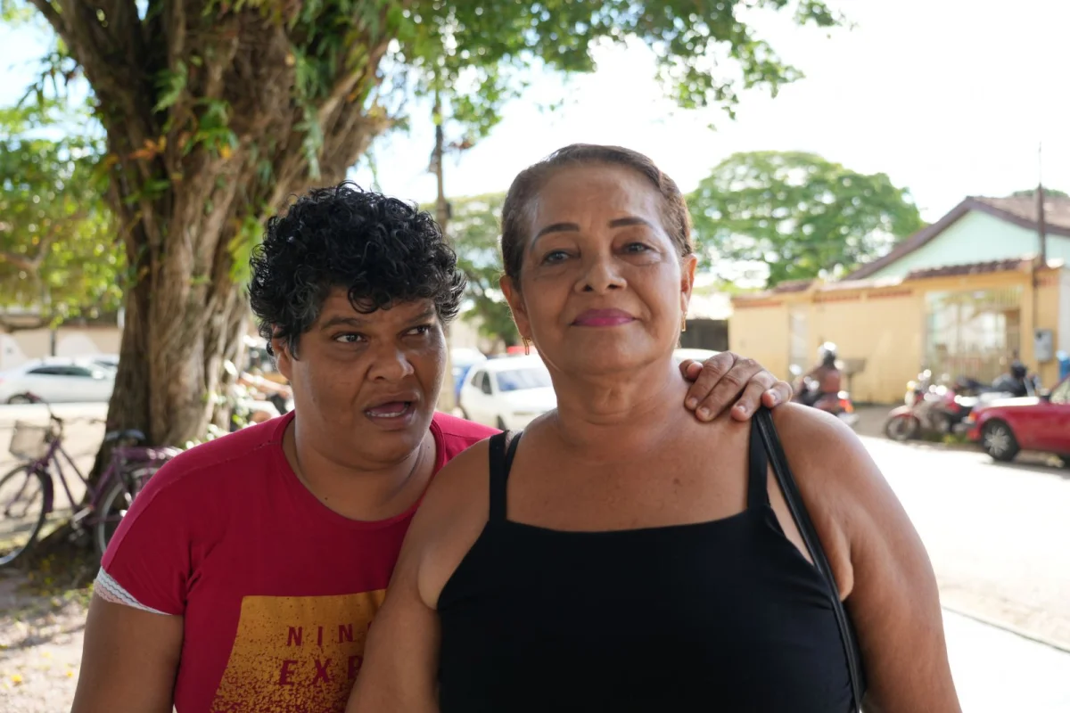 Rosa Maria observa o movimento com um sorriso tranquilo de quem esperou muito tempo por aquele momento