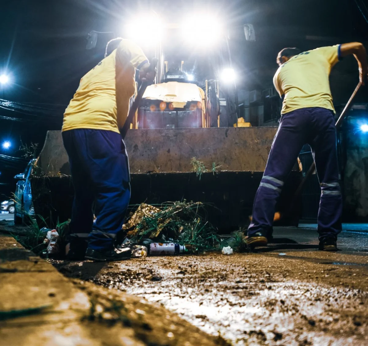 Na limpeza urbana os serviços também continuam após o anoitecer em algumas regiões da capita