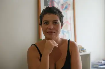 Rio de Janeiro, 30/04/2026 – A pesquisadora e doutoranda em planejamento urbano, Lizie Calmon posa para foto em sua casa, na Lapa, região central do Rio de Janeiro. Foto: Tomaz Silva/Agência Brasil