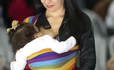 Brasília - Nádia Costa amamenta a filha Rafaela Costa. A secretaria de Saúde do DF e o Metrô-DF promovem atividades para incentivar a amamentação em público e estimular o aleitamento materno (Marcelo Camargo/Agência Brasil)
