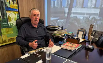 Técnico da seleção brasileira, Carlo Ancelotti, durante uma entrevista à Reuters 12 de maio de 2026 REUTERS/Sergio Queiroz