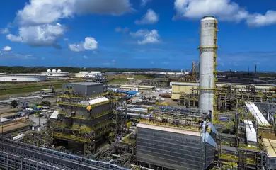 Ipojuca (PE) 01/11/2024 – A unidade U-93, de abatimento de emissões de gases SNOX na Refinaria Abreu e Lima (RNEST), da Petrobras, transforma óxido de enxofre e óxido de nitrogênio em ácido sulfúrico, a ser comercializado. Foto: Fernando Frazão/Agência Brasil