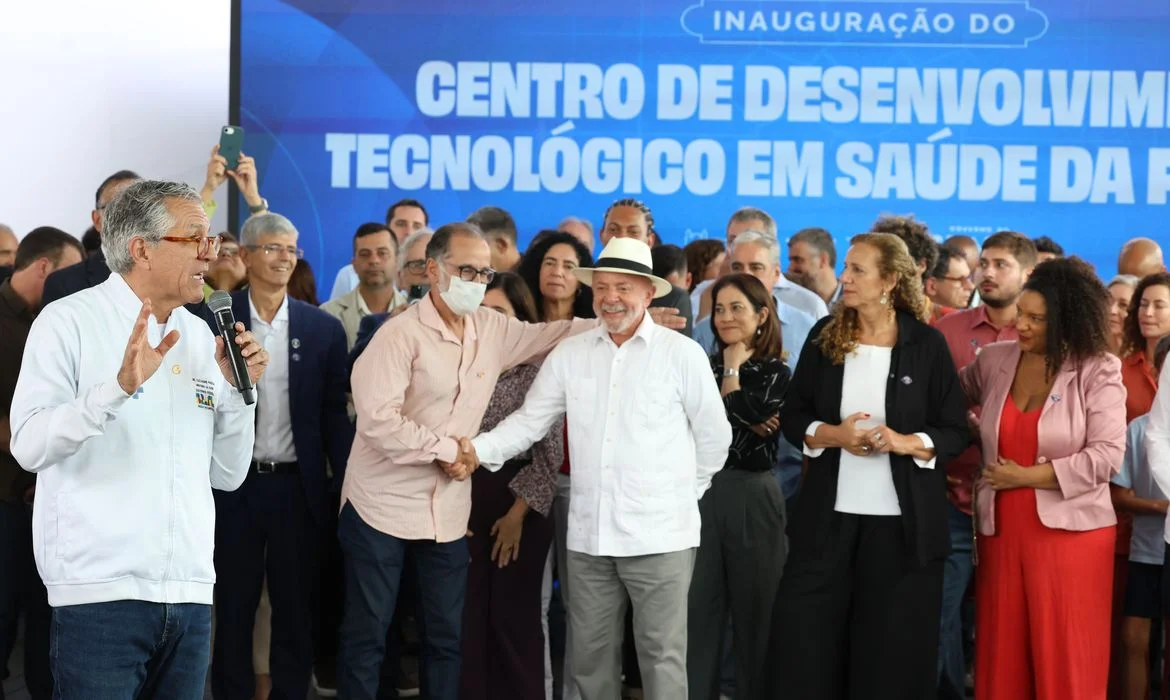 Rio de Janeiro (RJ), 23/05/2026 - O ministro da Saúde, Alexandre Padilha, fala durante inauguração das novas instalações do Centro de Desenvolvimento Tecnológico em Saúde (CDTS/Fiocruz), o lançamento do Centro de Desenvolvimento e Produção de Terapias CAR-T e a entrega de 42 veículos do programa Agora Tem Especialistas-Caminhos da Saúde e do SAMU para o estado. Foto: Rovena Rosa/Agência Brasil