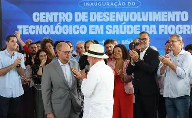 Rio de Janeiro (RJ), 23/05/2026 - O presidente da República, Luiz Inácio Lula da Silva, e o governador interino do Rio de Janeiro, Ricardo Couto, participam da inauguração das novas instalações do Centro de Desenvolvimento Tecnológico em Saúde (CDTS/Fiocruz), o lançamento do Centro de Desenvolvimento e Produção de Terapias CAR-T e a entrega de 42 veículos do programa Agora Tem Especialistas-Caminhos da Saúde e do SAMU para o estado. Foto: Rovena Rosa/Agência Brasil