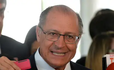 O governador de São Paulo, Geraldo Alckmim, fala à imprensa após audiência com a presidenta Dilma Rousseff, no Palácio do Planalto (Wilson Dias/Agência Brasil)
