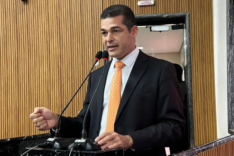 Na tribuna da Câmara, Adalto anuncia visita de Léo Moraes aos distritos com atenção especial a União Bandeirantes
