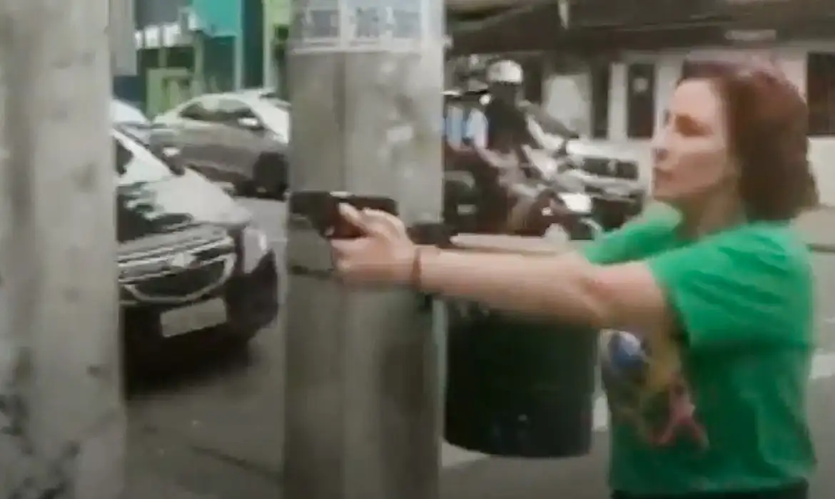 São Paulo- 05/06 /2026 - Ex-deputada Carla  Zambelli durante a perseguição ao   jornalista Luan Araújo. Foto: Reprodução  vídeo/ Facebook