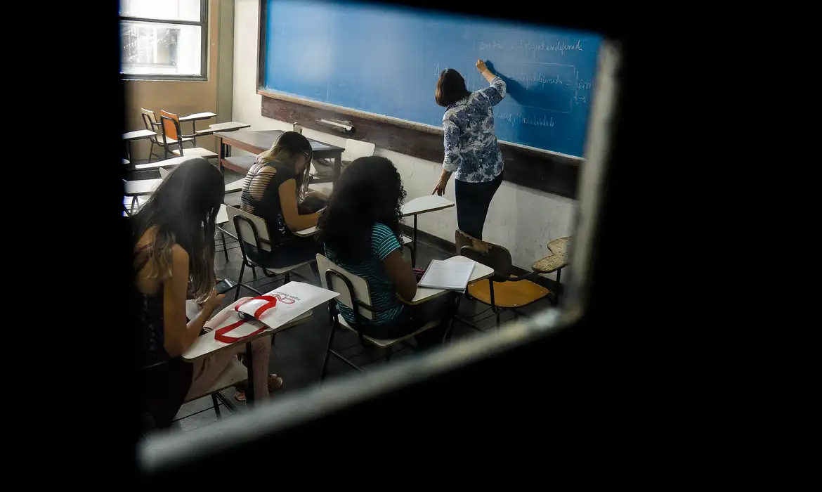 Tânia Rêgo/Agência Brasil Rio de Janeiro - A Universidade Estadual do Rio de Janeiro(Uerj) volta às aulas. De acordo com os diretores, a decisão pela volta deve-se ao avanço no restabelecimento das condições mínimas de limpeza, manutenção de elevadores e segurança e à preocupação com o enorme prejuízo que os sucessivos adiamentos vêm impondo aos estudantes de graduação e do Colégio de Aplicação (CAP). Profundamente atingida pela crise financeira do governo fluminense, a Uerj adiou cinco vezes o início das aulas referentes ao segundo semestre de 2016. (Foto: Tânia Rêgo/Agência Brasil)