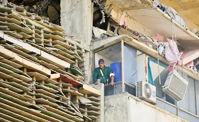 A man involved in rescue efforts looks on from a damaged building, in the aftermath of earthquakes in La Guaira, Venezuela, June 25, 2026. REUTERS/Maxwell Briceno  REFILE - QUALITY REPEAT