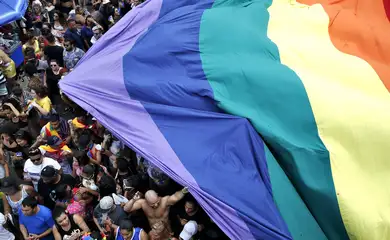 Rio de Janeiro - A 22ª edição da Parada do Orgulho LGBT (Lésbicas, Gays , Bissexuais, Travestis, Transexuais e Transgêneros) leva milhares de pessoas à Praia de Copacabana (Tânia Rêgo/Agência Brasil)