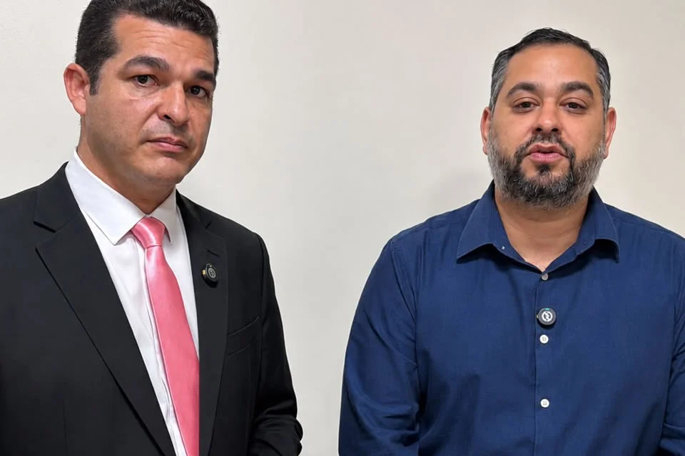 Adalto cobra solução urgente para transporte escolar de União Bandeirantes em reunião com secretário de Educação