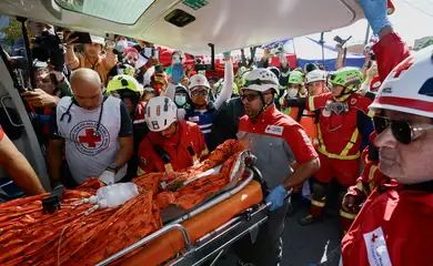 Socorristas transportam sobrevivente Hernán Alberto Gil após resgate
 2 de julho de 2026   REUTERS/Maxwell Briceno