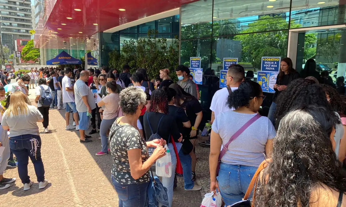 Estudantes se concentram em local de prova do Enem 2022 na zona Sul de São Paulo