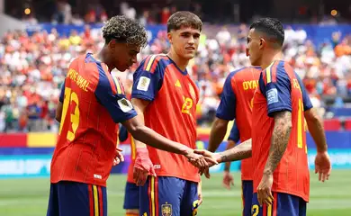 Soccer Football - FIFA World Cup 2026 - Round of 32 - Spain v Austria - Los Angeles Stadium, Inglewood, California, U.S. - July 2, 2026 Spain's Pedro Porro celebrates scoring their second goal with Lamine Yamal and Pau Cubarsi REUTERS/Lisi Niesner