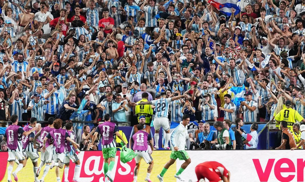Soccer Football - FIFA World Cup 2026 - Quarter Final - Argentina v Switzerland - Kansas City Stadium, Kansas City, Missouri, U.S. - July 11, 2026 Argentina's Lautaro Martinez jumps into the stands after he scored their third goal IMAGN IMAGES via Reuters/Jay Biggerstaff/Proibida Reprodução