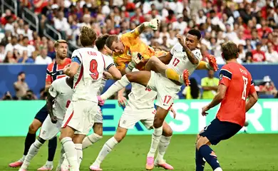 Soccer Football - FIFA World Cup 2026 - Quarter Final - Norway v England - Miami Stadium, Miami Gardens, Florida, U.S. - July 11, 2026 England's Jordan Pickford collides with Morgan Rogers after he punches the ball clear REUTERS/Dylan Martinez/Proibida Reprodução