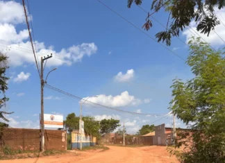 Gedeão Negreiros solicita asfaltamento em via de acesso a escola no Bairro São Francisc