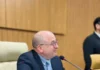 Título: Gedeão Negreiros exige asfaltamento e limpeza na Rua América do Norte, no Bairro Três Marias O vereador Gedeão Negreiros (PSDB) apresentou o Pedido de Providência n.º 113/2026, no qual solicita à Secretaria Municipal de Infraestrutura (SEINFRA) a execução urgente de obras de asfaltamento e roçagem na Rua América do Norte, situada no Bairro Três Marias. O documento oficial foi endereçado ao secretário da tutela no dia 14 de setembro de 2026. A intervenção tem como objetivo solucionar os constantes transtornos enfrentados pelos residentes, motivados pelas condições precárias de mobilidade tanto na estrada como nos passeios (calçadas). No ofício, o parlamentar destaca os seguintes problemas urgentes: * Falta de pavimentação: Durante o período de estiagem (seca), a via apresenta intensa acumulação de pó e erosões que prejudicam a circulação de veículos ligeiros, motociclos e transportes escolares. Já na época das chuvas, o cenário agrava-se substancialmente, dificultando severamente o acesso dos moradores às suas habitações. * Risco para os peões: O crescimento excessivo da vegetação nos passeios obriga os transeuntes a caminharem diretamente pela faixa de rodagem, o que os expõe a um risco iminente de acidentes. Com o envio desta solicitação ao município, o mandato do vereador visa garantir o rápido restabelecimento da trafegabilidade no local, promovendo a segurança, a mobilidade e o bem-estar de toda a comunidade do Bairro Três Marias.