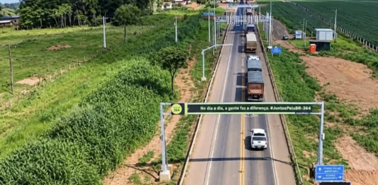 Caminhoneiro é orientado sobre isenção por eixo suspenso na BR-364