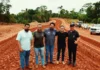 Alta Floresta: Jean Oliveira e diretor-geral do DER acompanham obra na Serra do Pialopes Trecho de 1.750 metros na RO-135 está em fase de terraplanagem; obra atende a uma indicação do deputado e é executada pela 5ª Regional do DER em parceria com os produtores rurais. 28 de Outubro de 2026 Compartilhar: Obra de pavimentação da Serra do Pialopes, na RO-135, em Alta Floresta d’Oeste (Foto: Luccas Oliveira | Assessoria Parlamentar) A obra de pavimentação da Serra do Pialopes, na RO-135, em Alta Floresta d’Oeste, avança com os serviços de terraplanagem em um trecho de 1.750 metros. O deputado estadual Jean Oliveira (PRD), acompanhou os trabalhos ao lado do diretor-geral do Departamento Estadual de Estradas de Rodagem e Transportes de Rondônia (DER-RO), Diego Muniz, que confirmou que o trecho receberá asfalto em breve. Executada pelo Governo de Rondônia, por meio da 5ª Regional do DER-RO, em parceria com os produtores rurais, a obra atende a uma indicação de Jean Oliveira, responsável pela intermediação da demanda junto ao Executivo estadual. A iniciativa também contou com a solicitação e o apoio dos vereadores Álvaro Bueno e Tia Fia, que somaram esforços à comunidade para viabilizar a melhoria. A pavimentação busca oferecer mais segurança aos usuários da rodovia, facilitar o acesso às propriedades e melhorar as condições de transporte da produção agropecuária. A participação dos produtores rurais na parceria reforça o envolvimento da comunidade na realização de uma obra aguardada por quem vive e trabalha na região. Obras são executadas pelo Governo de Rondônia (Foto: Luccas Oliveira | Assessoria Parlamentar) Jean Oliveira destacou essa união de esforços e agradeceu ao governador Marcos Rocha, aos representantes municipais e às equipes do DER responsáveis pelos serviços. “Essa obra está sendo construída com a participação de quem conhece de perto a necessidade da nossa região. Quero agradecer aos produtores rurais, que são parceiros nessa realização, ao governador Marcos Rocha por atender nossa indicação e ao diretor Diego Muniz pelo acompanhamento. Meu reconhecimento também a todos os servidores do DER que estão empenhados no trabalho. Cada profissional tem uma contribuição importante para que esse asfalto chegue à população”, ressaltou o deputado. O parlamentar também reconheceu a atuação dos vereadores Álvaro Bueno e Tia Fia na apresentação do pedido e no apoio à iniciativa. “Os vereadores Álvaro Bueno e Tia Fia trouxeram essa solicitação e somaram forças conosco e com os produtores. Fizemos a intermediação junto ao governo porque sabemos o que essa estrada representa para as famílias. São pessoas que precisam se deslocar, transportar sua produção e chegar com segurança ao seu destino”, afirmou Jean Oliveira. Durante a visita, Diego Muniz confirmou que a pavimentação asfáltica será a próxima etapa após a preparação do trecho. A previsão anunciada é de que o asfalto chegue em breve, sem uma data específica informada para o início da aplicação. Deputado estadual Jean Oliveira (PRD) acompanhando as obras (Foto: Luccas Oliveira | Assessoria Parlamentar) O vereador Álvaro Bueno ressaltou a importância da parceria com os produtores e agradeceu ao deputado pela atuação junto ao governo estadual. “Apresentamos essa solicitação porque sabemos da importância da Serra do Pialopes para o nosso município. Agradeço ao deputado Jean Oliveira por acolher o pedido e trabalhar para que a obra se tornasse realidade. O apoio dos produtores rurais nessa parceria também merece reconhecimento. É uma conquista que está sendo construída com a participação de todos”, declarou. A vereadora Tia Fia destacou que o andamento dos serviços representa uma resposta à mobilização da comunidade. “Essa obra é muito esperada pelas famílias da região. Solicitamos essa melhoria e buscamos o apoio do deputado Jean Oliveira, que levou a demanda ao governo e ajudou a abrir esse caminho. Agradecemos ao deputado, aos produtores parceiros e às equipes do DER que estão trabalhando para entregar uma estrada melhor à população”, afirmou. O vereador Adelmo Garcia, conhecido como Nenão, também reconheceu a importância da intervenção. “Quem passa pela Serra do Pialopes sabe a diferença que esse asfalto vai fazer. Agradeço ao deputado Jean Oliveira pelo empenho, ao governador Marcos Rocha e a todos que estão contribuindo para a execução da obra. Essa parceria com os produtores mostra a força da comunidade quando existe um objetivo em comum”, ressaltou. Parlamentar Jean Oliveira vistoria obras (Foto: Assessoria parlamentar) Com a terraplanagem em andamento, a obra avança na preparação dos 1.750 metros que receberão pavimentação. A melhoria deverá beneficiar o deslocamento dos moradores e o transporte da produção rural, atendendo a uma demanda importante de Alta Floresta d’Oeste. Texto: Ricardo Barros | Jornalista Foto: Luccas Oliveira | Assessoria Parlamentar